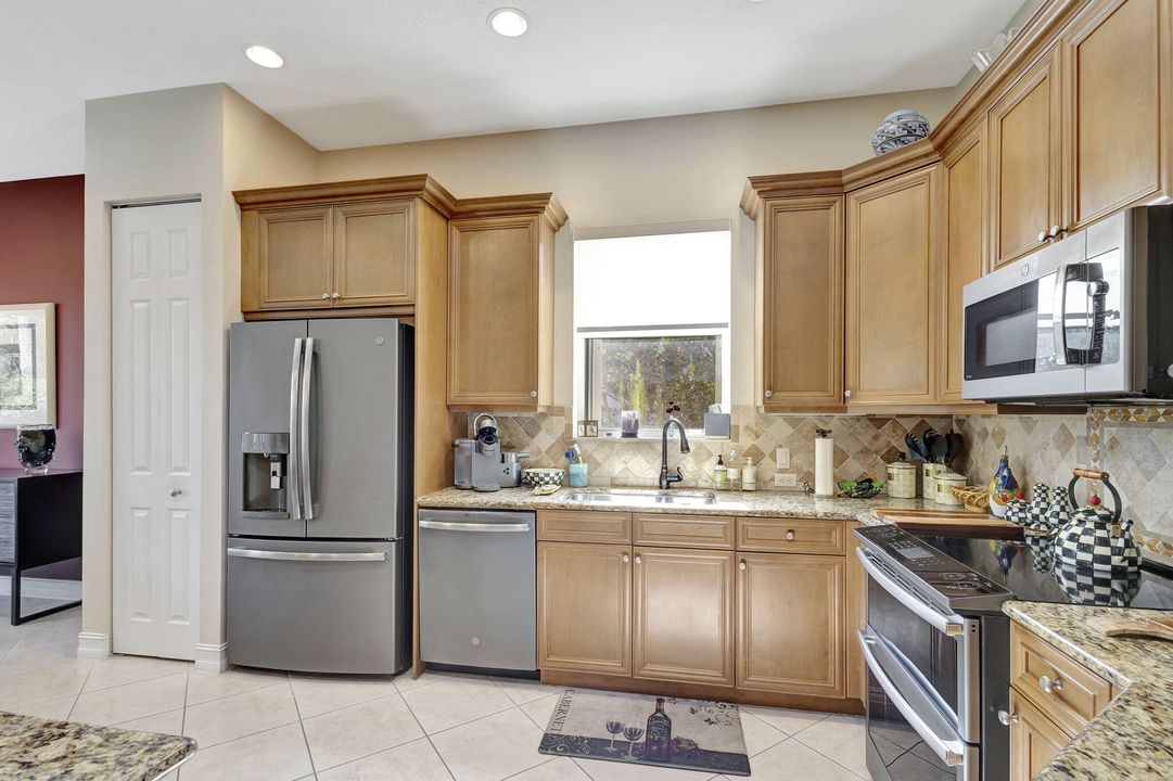 合同活跃: $509,000 (3 贝兹, 2 浴室, 1964 平方英尺)