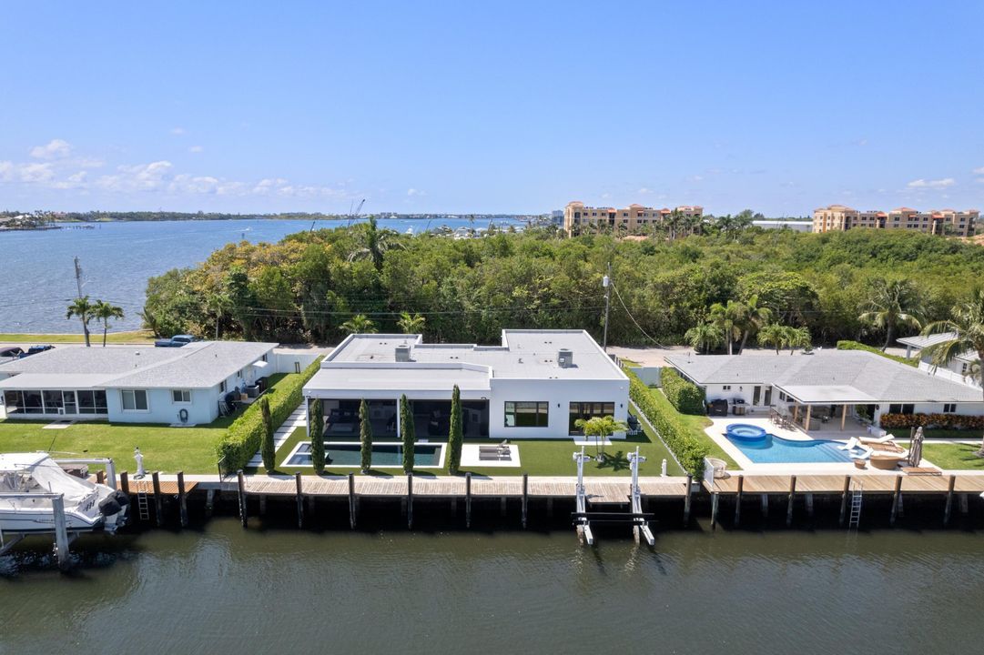 Recently Sold: $2,895,000 (3 beds, 2 baths, 2226 Square Feet)