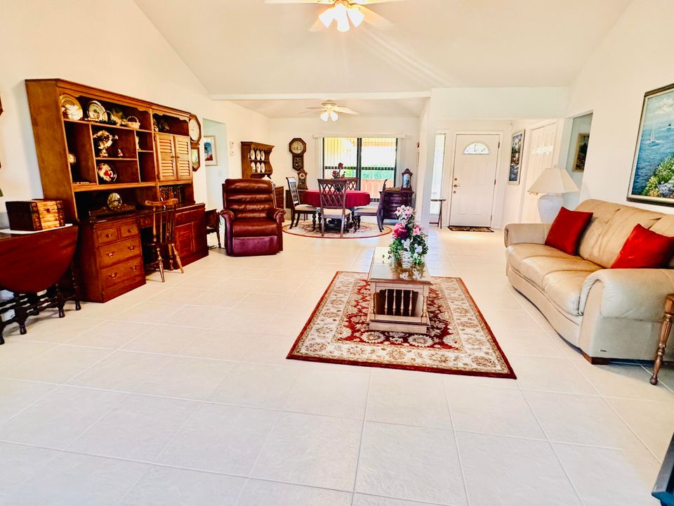 Под контрактом: $460,000 (2 спален, 2 ванн, 2105 Квадратных фут)