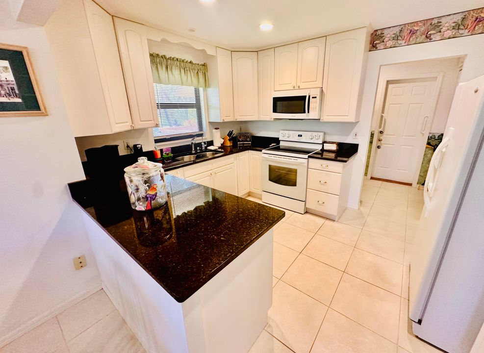 Под контрактом: $460,000 (2 спален, 2 ванн, 2105 Квадратных фут)