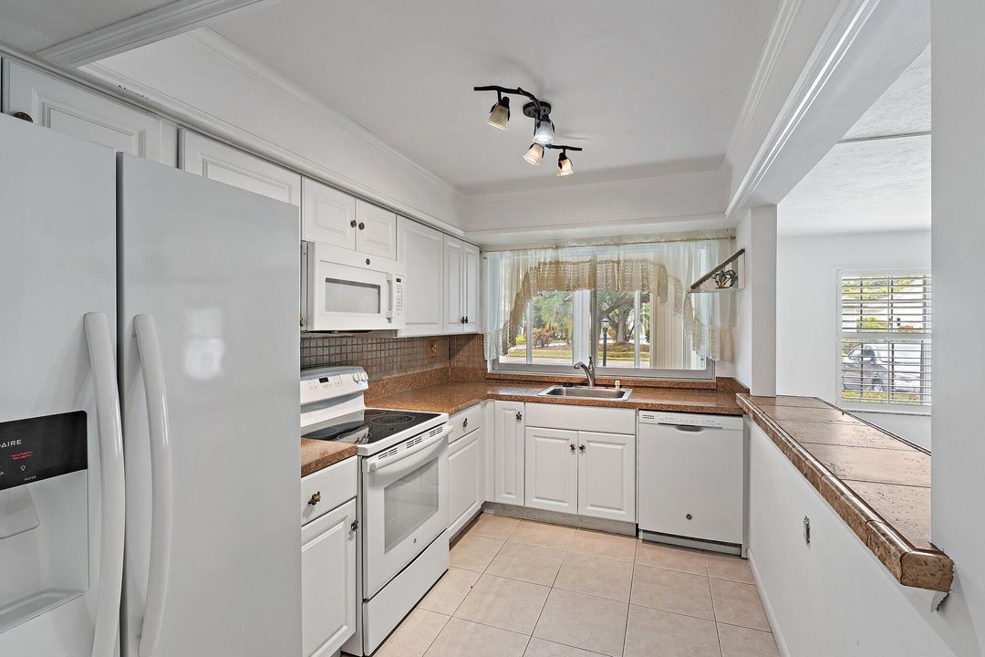 待售: $220,000 (2 贝兹, 2 浴室, 1162 平方英尺)