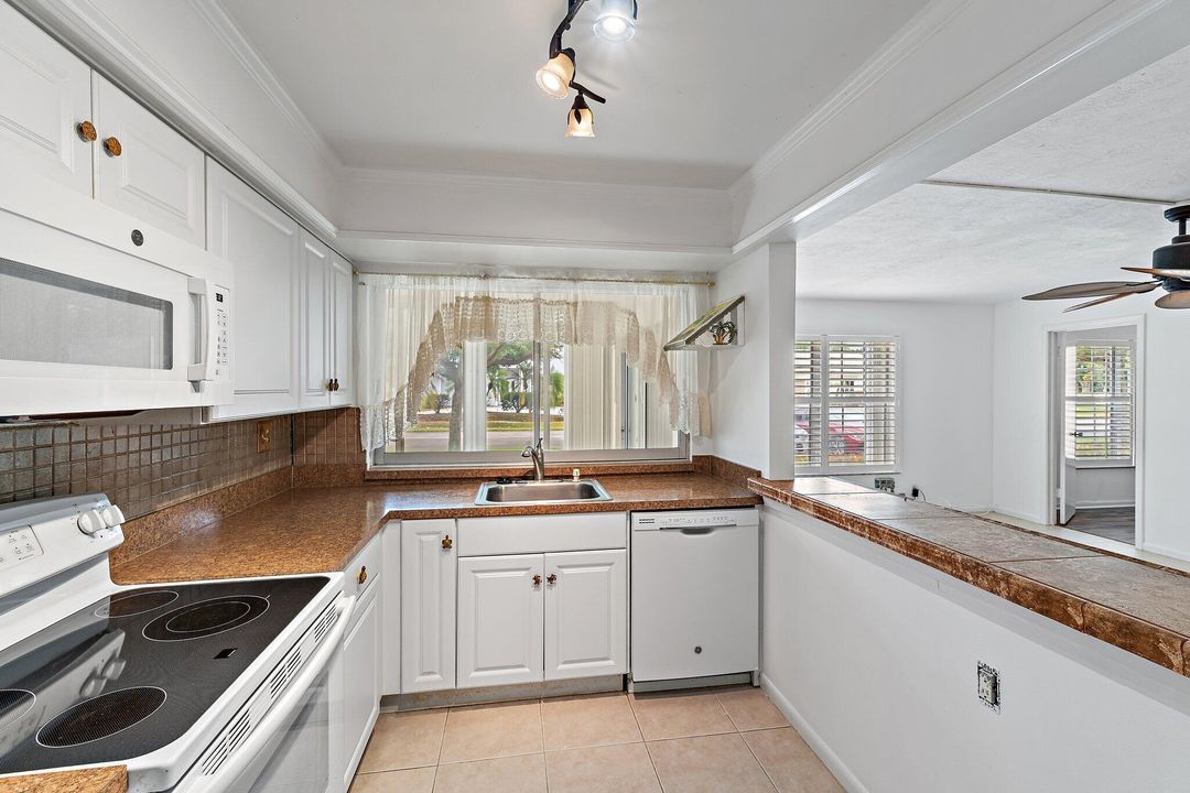 待售: $220,000 (2 贝兹, 2 浴室, 1162 平方英尺)