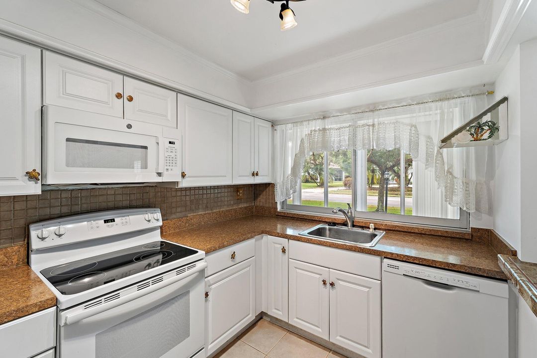 待售: $220,000 (2 贝兹, 2 浴室, 1162 平方英尺)