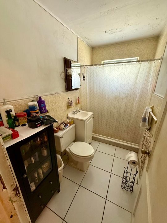 Active With Contract: $250,000 (3 beds, 1 baths, 840 Square Feet)