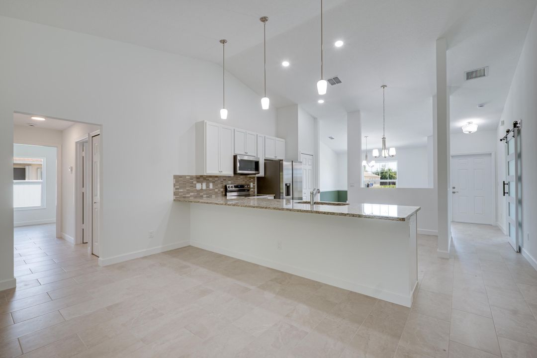 合同活跃: $374,900 (4 贝兹, 2 浴室, 1882 平方英尺)