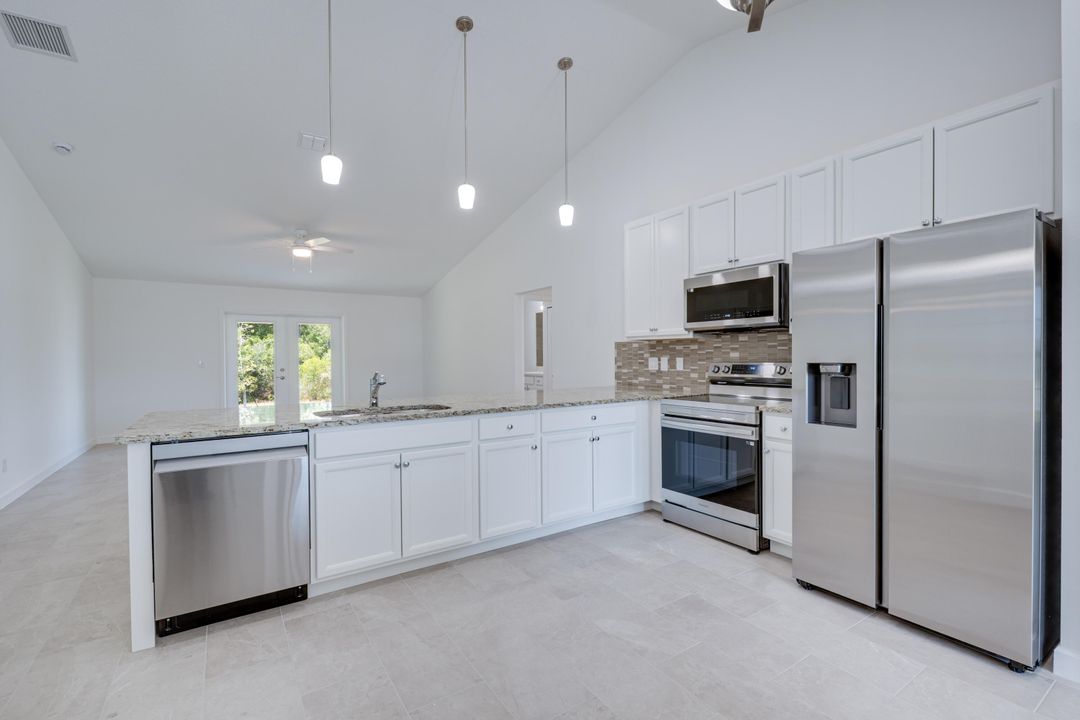 合同活跃: $374,900 (4 贝兹, 2 浴室, 1882 平方英尺)