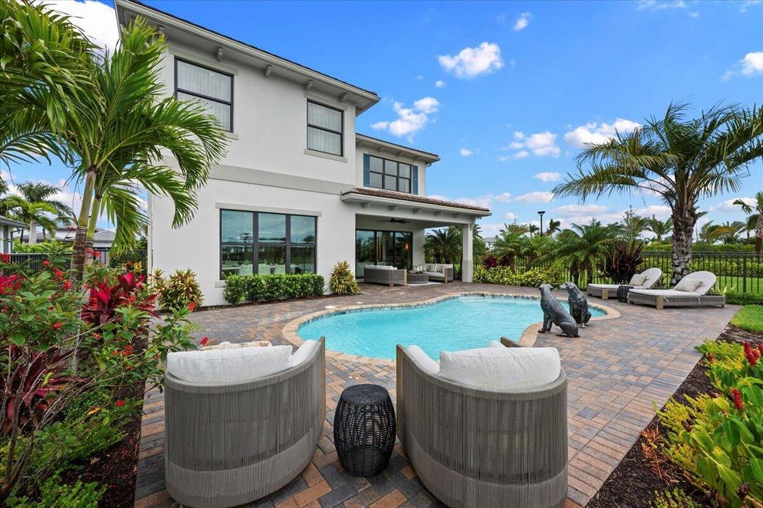 Под контрактом: $1,425,900 (4 спален, 5 ванн, 3656 Квадратных фут)