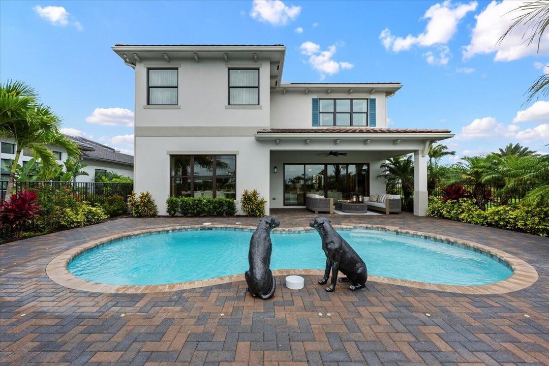 Под контрактом: $1,425,900 (4 спален, 5 ванн, 3656 Квадратных фут)