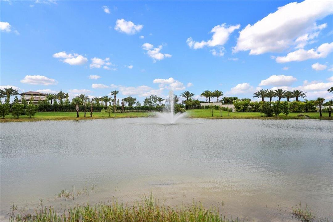 Под контрактом: $1,425,900 (4 спален, 5 ванн, 3656 Квадратных фут)