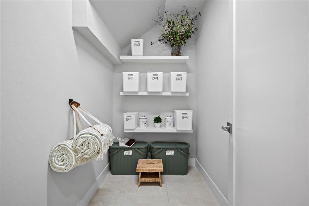 Под контрактом: $1,425,900 (4 спален, 5 ванн, 3656 Квадратных фут)