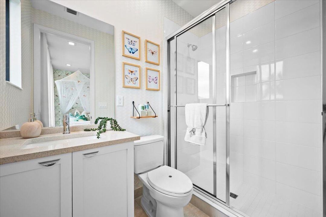 Под контрактом: $1,425,900 (4 спален, 5 ванн, 3656 Квадратных фут)