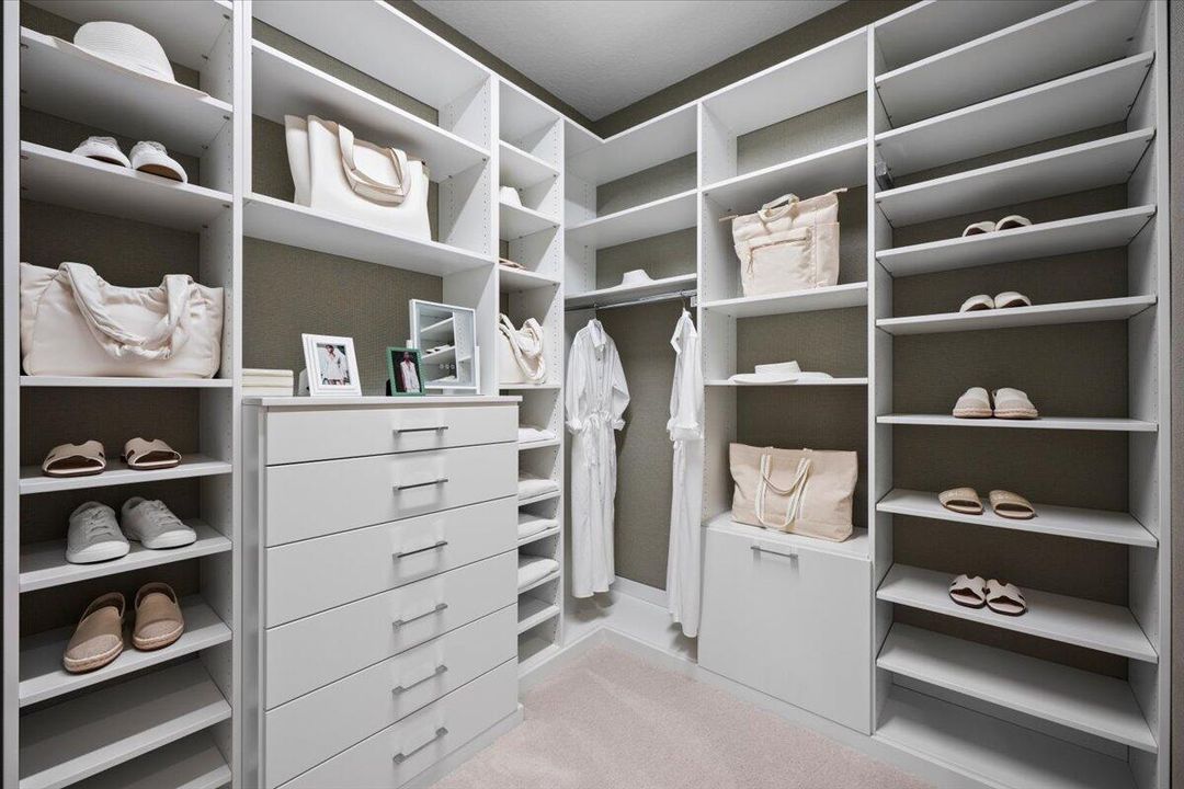 Под контрактом: $1,425,900 (4 спален, 5 ванн, 3656 Квадратных фут)