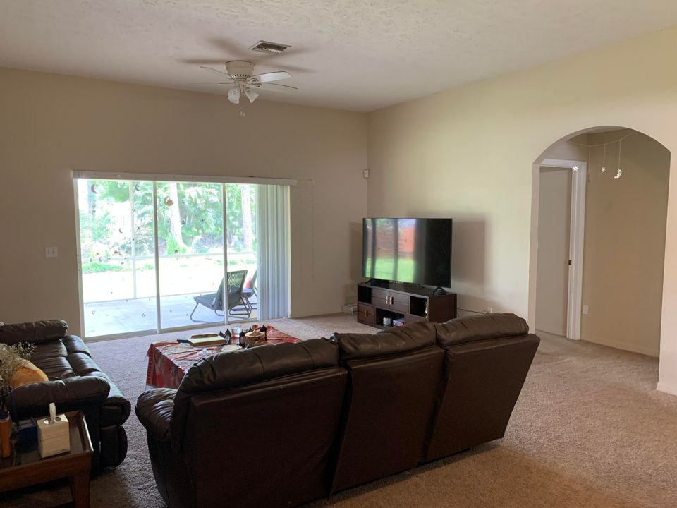 Activo con contrato: $375,000 (3 camas, 2 baños, 1975 Pies cuadrados)