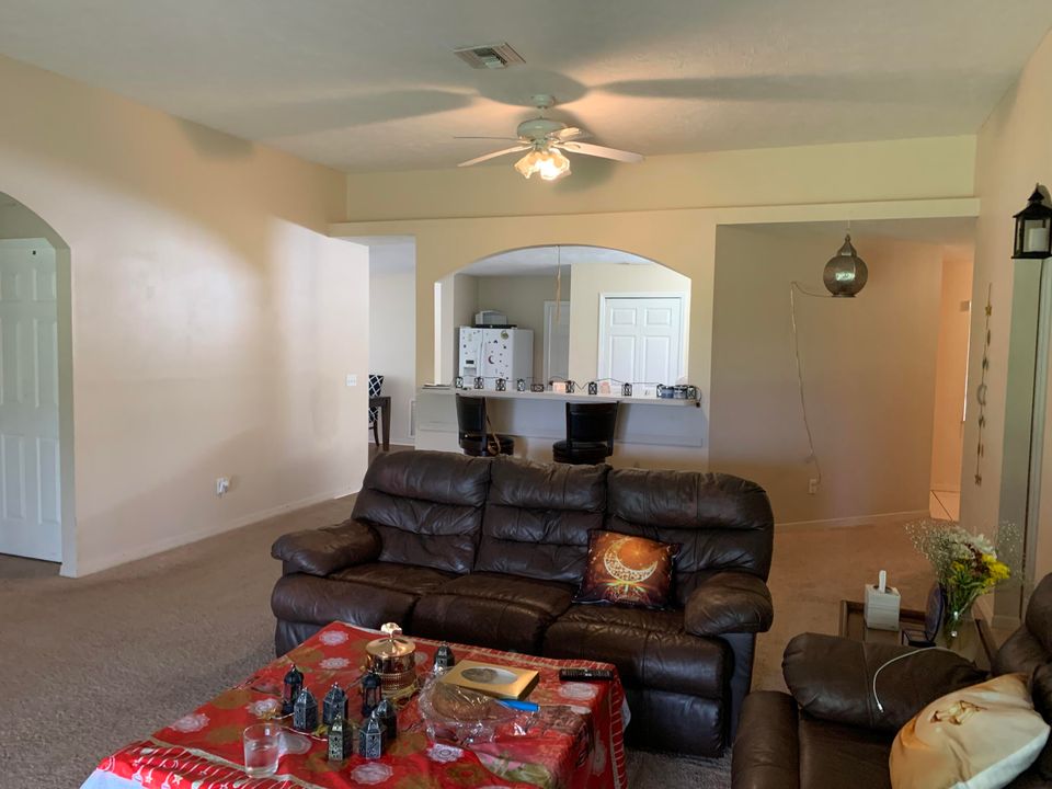 Activo con contrato: $375,000 (3 camas, 2 baños, 1975 Pies cuadrados)