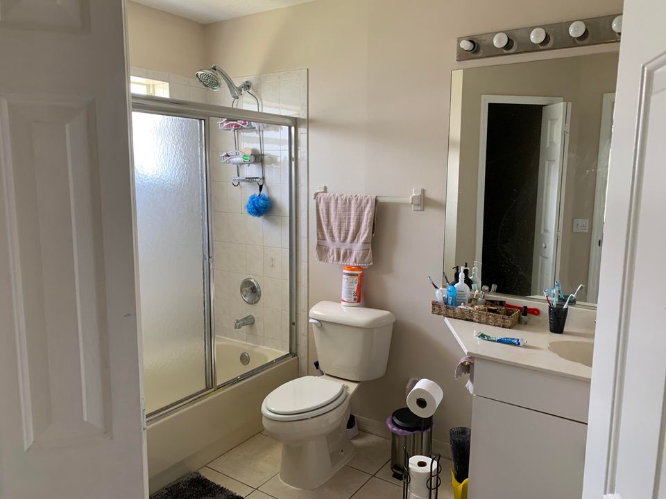 Activo con contrato: $375,000 (3 camas, 2 baños, 1975 Pies cuadrados)