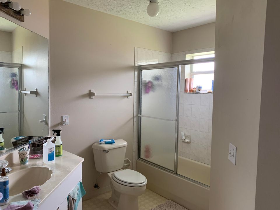 Activo con contrato: $375,000 (3 camas, 2 baños, 1975 Pies cuadrados)