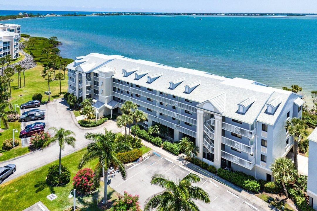 Recently Sold: $600,000 (2 beds, 2 baths, 1306 Square Feet)