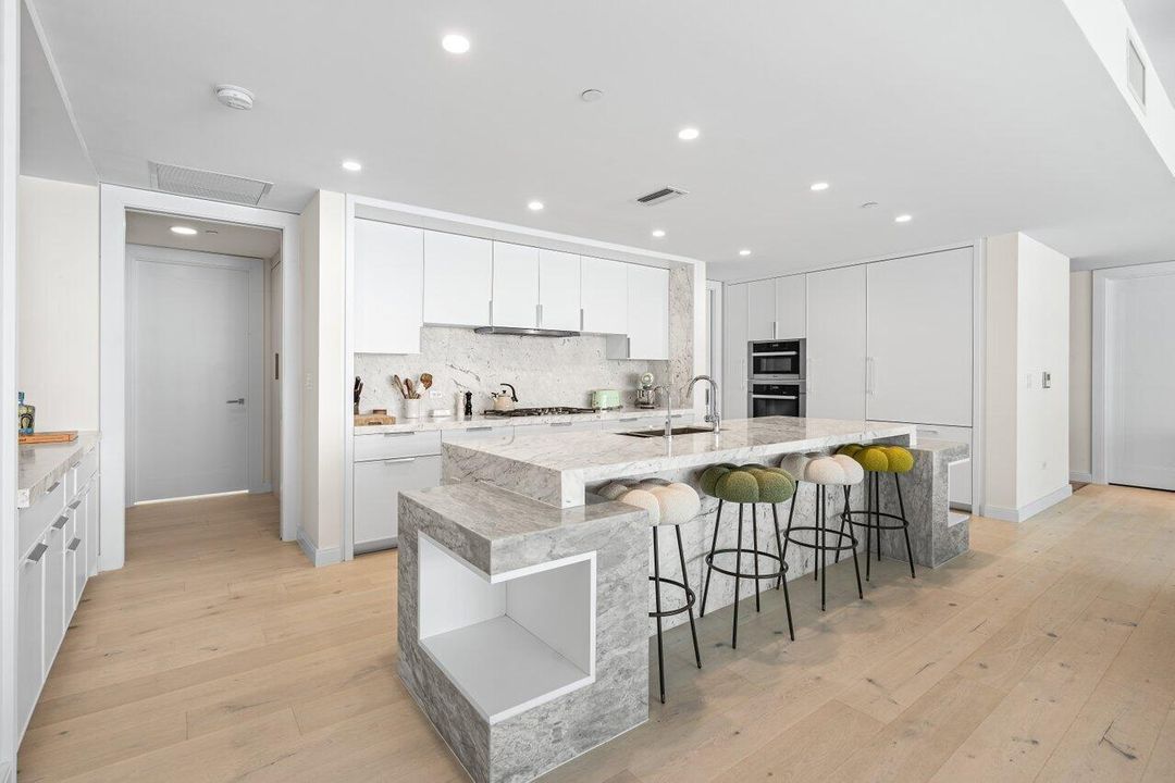 出租: $18,000 (2 贝兹, 3 浴室, 2608 平方英尺)