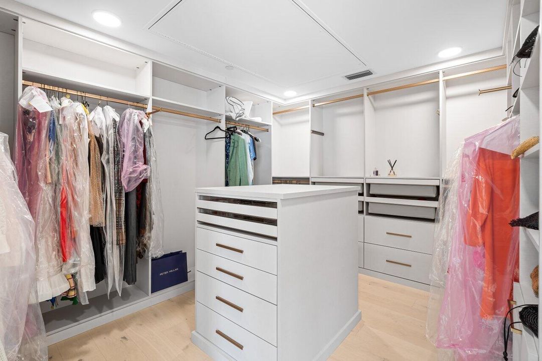 出租: $18,000 (2 贝兹, 3 浴室, 2608 平方英尺)