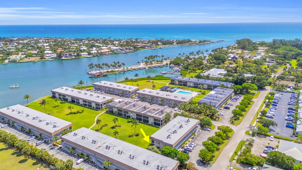 For Sale: $429,000 (2 beds, 2 baths, 1063 Square Feet)