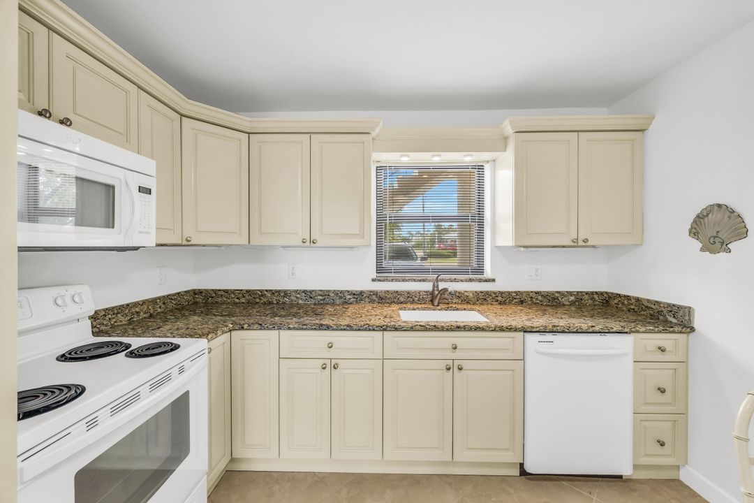 For Sale: $429,000 (2 beds, 2 baths, 1063 Square Feet)