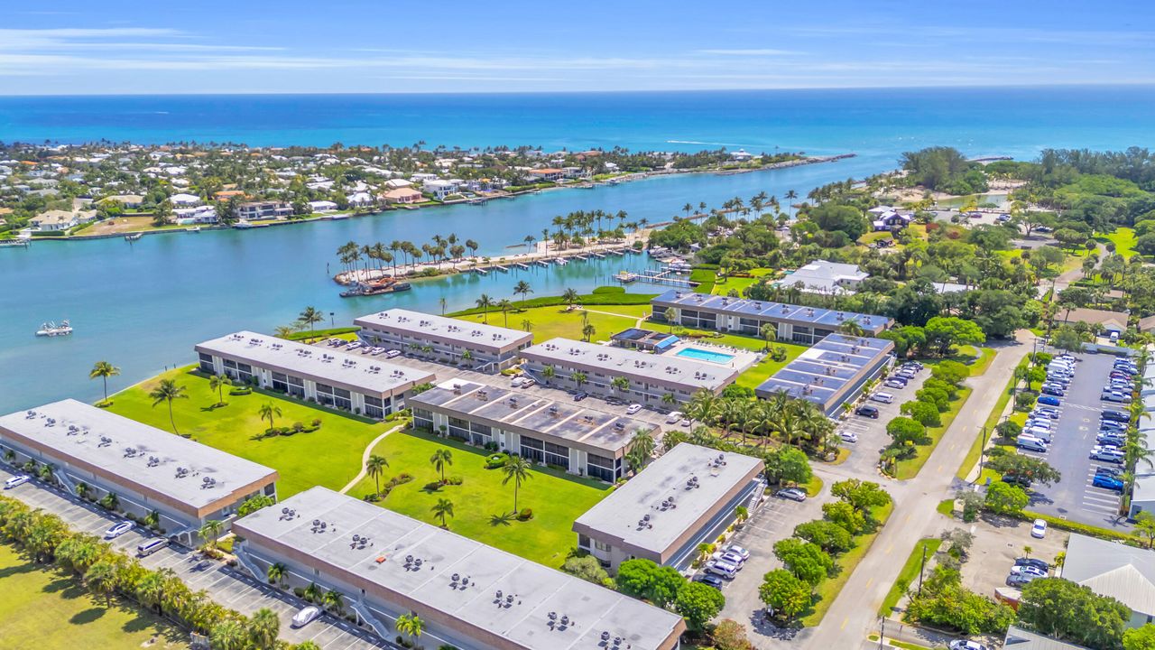 For Sale: $429,000 (2 beds, 2 baths, 1063 Square Feet)