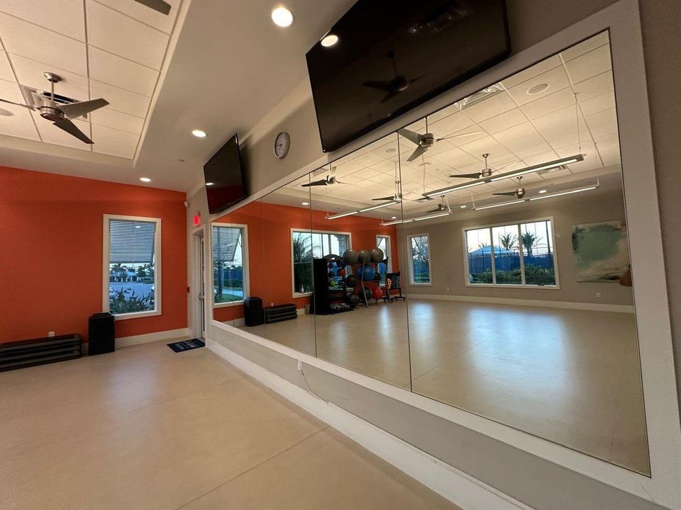 For Rent: $4,900 (2 beds, 2 baths, 1579 Square Feet)