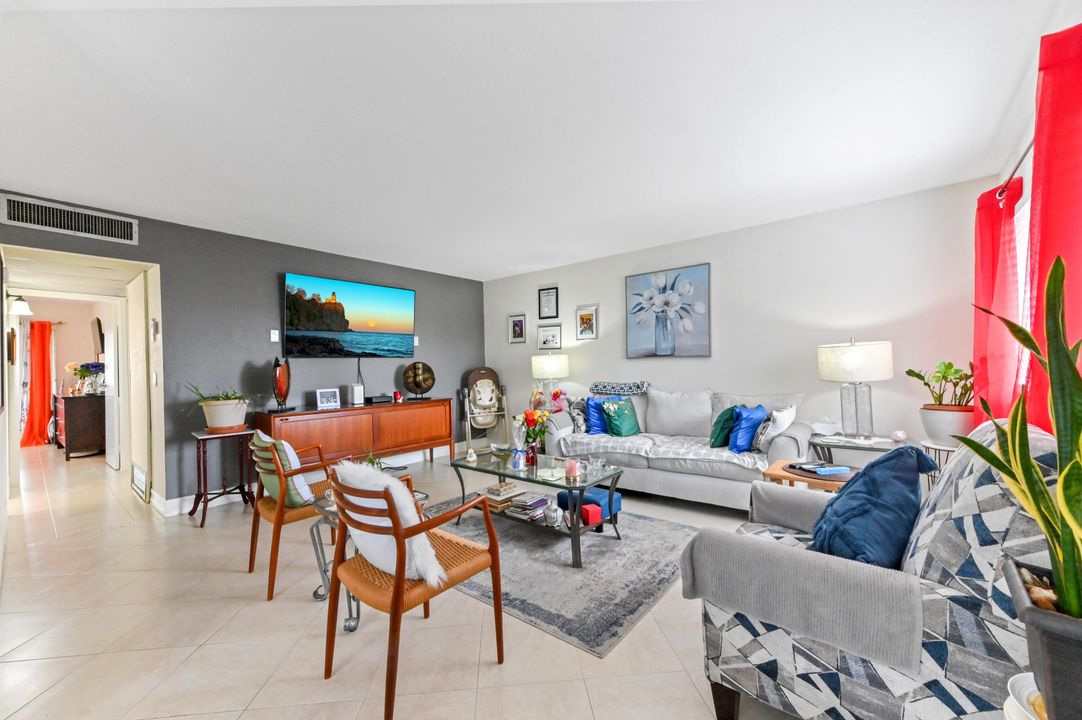 For Sale: $105,000 (2 beds, 2 baths, 880 Square Feet)