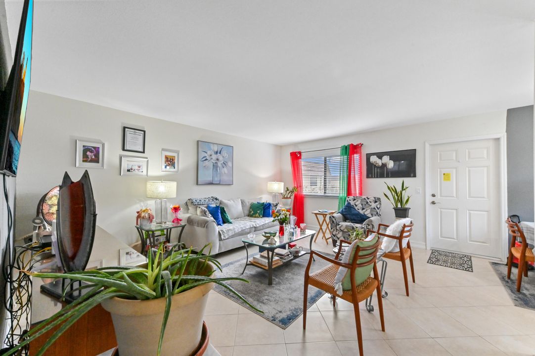 For Sale: $105,000 (2 beds, 2 baths, 880 Square Feet)