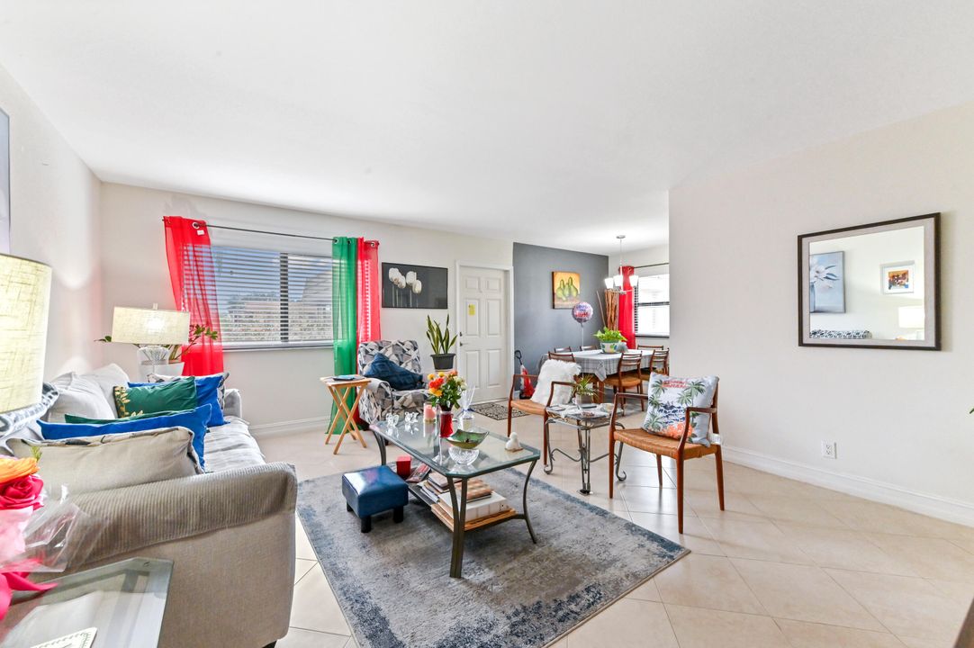 For Sale: $105,000 (2 beds, 2 baths, 880 Square Feet)