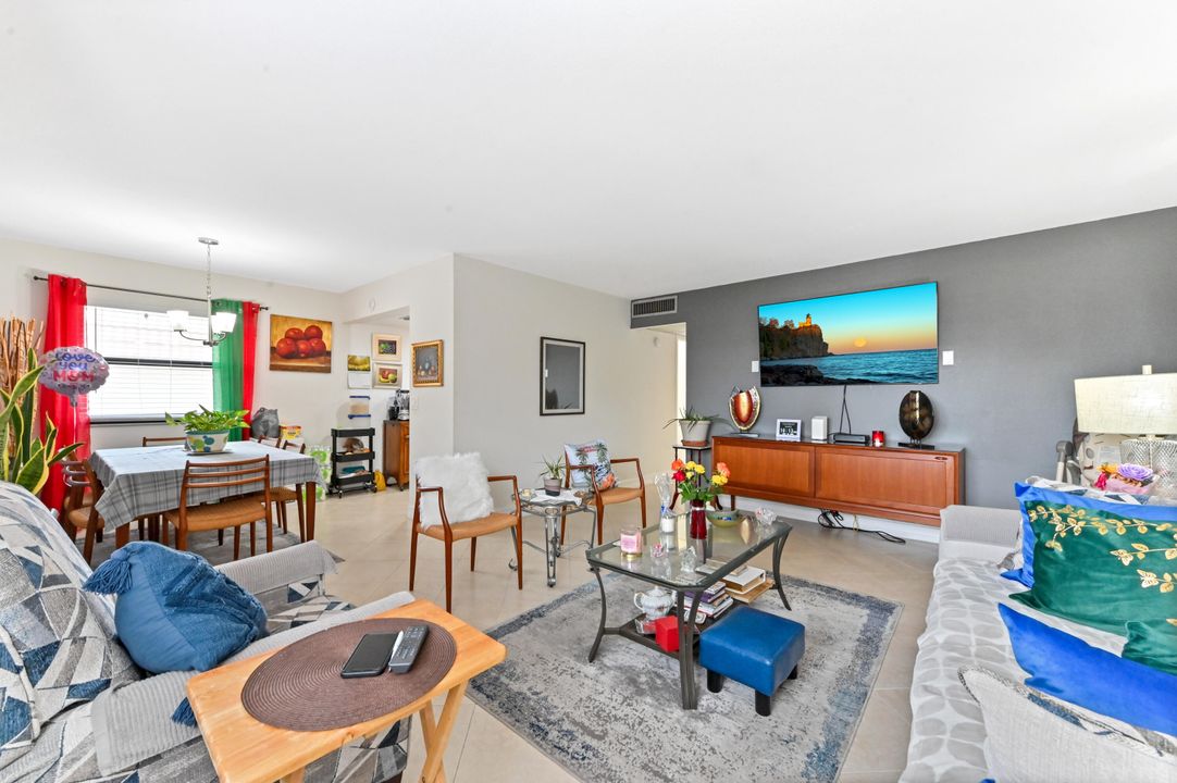 For Sale: $105,000 (2 beds, 2 baths, 880 Square Feet)