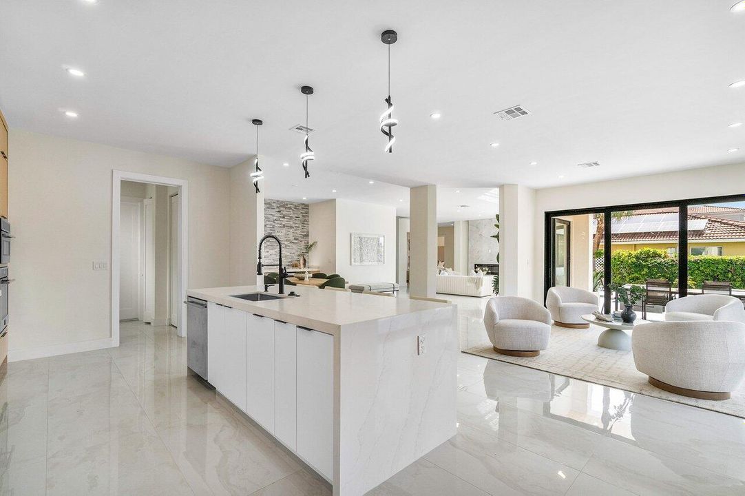 Под контрактом: $4,250,000 (4 спален, 4 ванн, 3603 Квадратных фут)