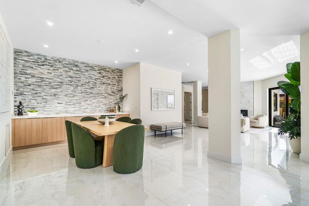 Под контрактом: $4,250,000 (4 спален, 4 ванн, 3603 Квадратных фут)