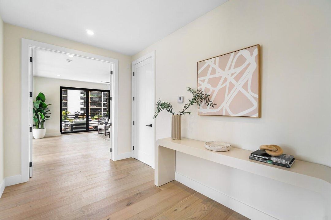 Под контрактом: $4,250,000 (4 спален, 4 ванн, 3603 Квадратных фут)