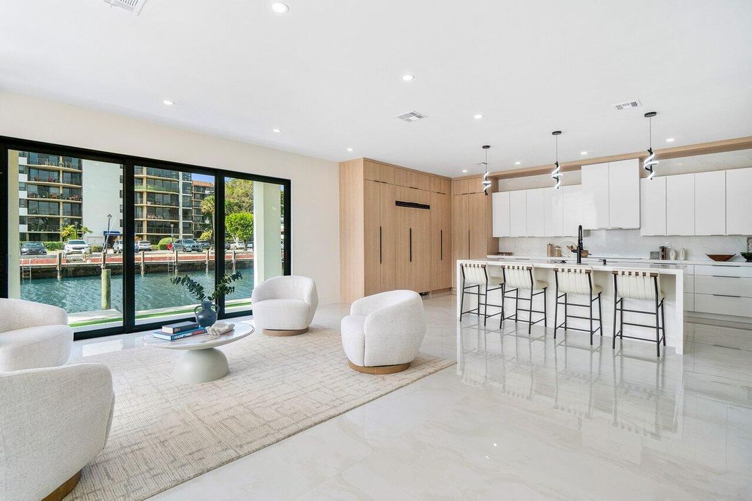 Под контрактом: $4,250,000 (4 спален, 4 ванн, 3603 Квадратных фут)