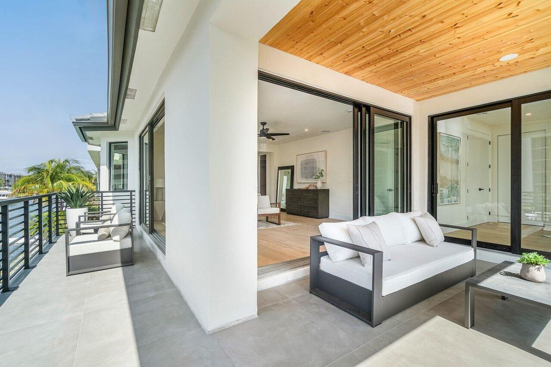 Под контрактом: $4,250,000 (4 спален, 4 ванн, 3603 Квадратных фут)