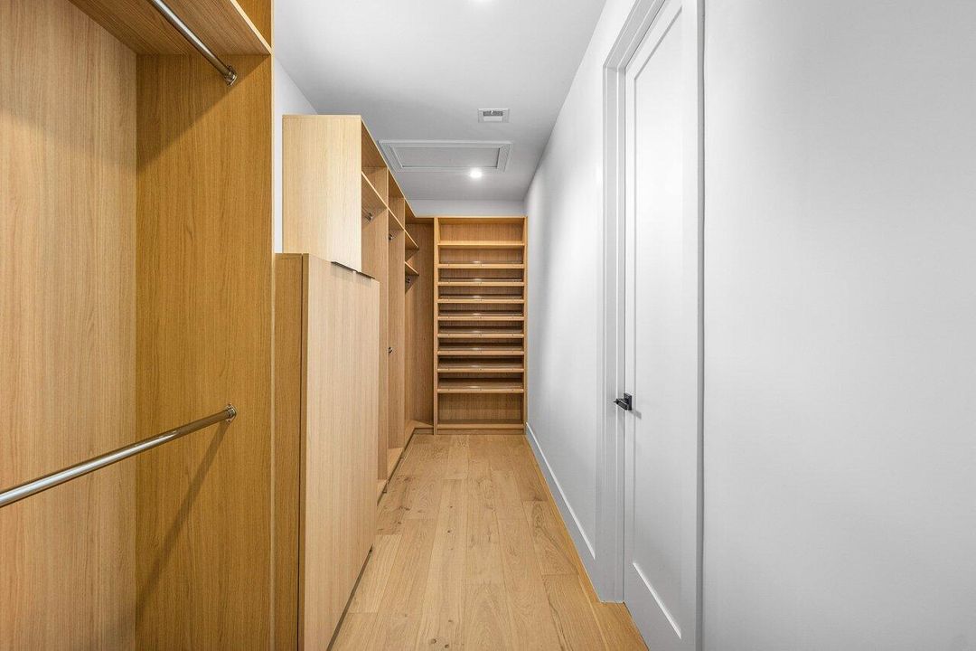 Под контрактом: $4,250,000 (4 спален, 4 ванн, 3603 Квадратных фут)