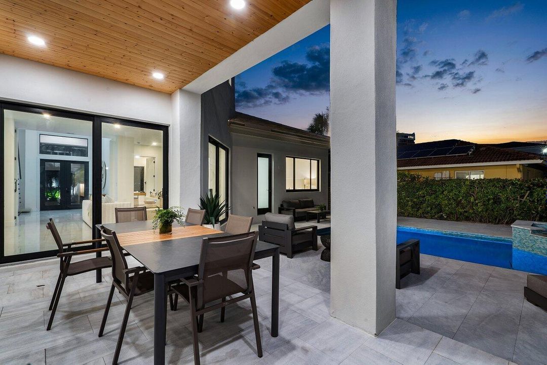 Под контрактом: $4,250,000 (4 спален, 4 ванн, 3603 Квадратных фут)