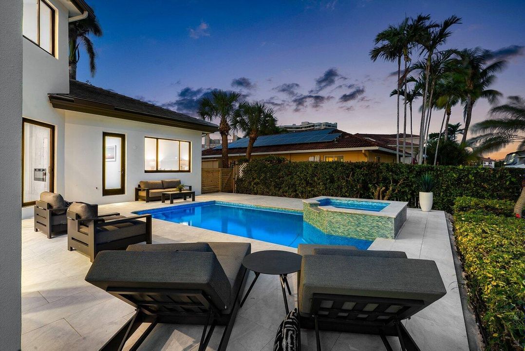 Под контрактом: $4,250,000 (4 спален, 4 ванн, 3603 Квадратных фут)