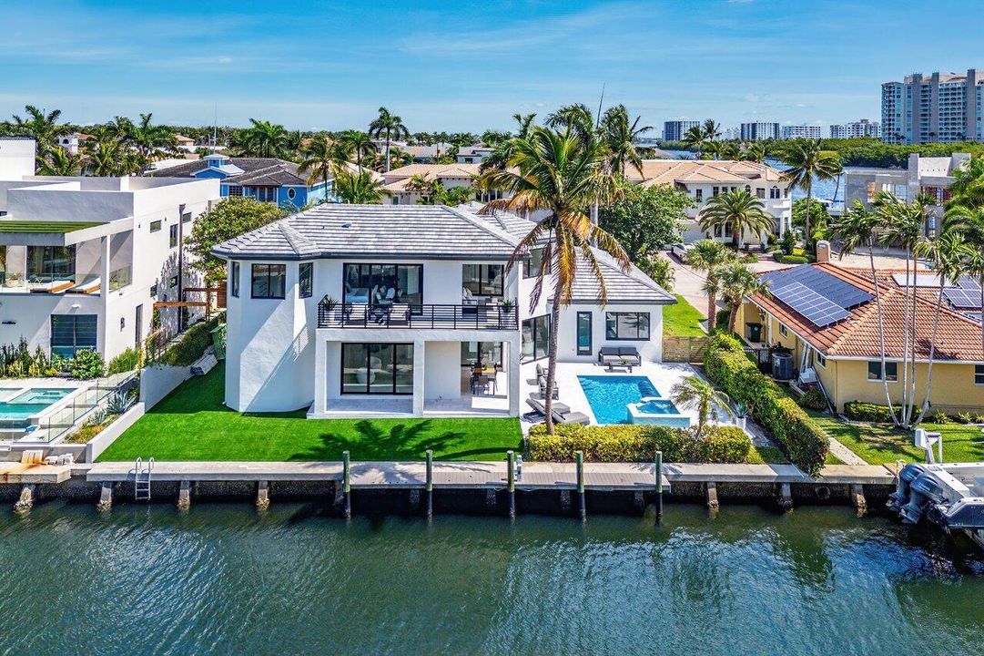 Под контрактом: $4,250,000 (4 спален, 4 ванн, 3603 Квадратных фут)