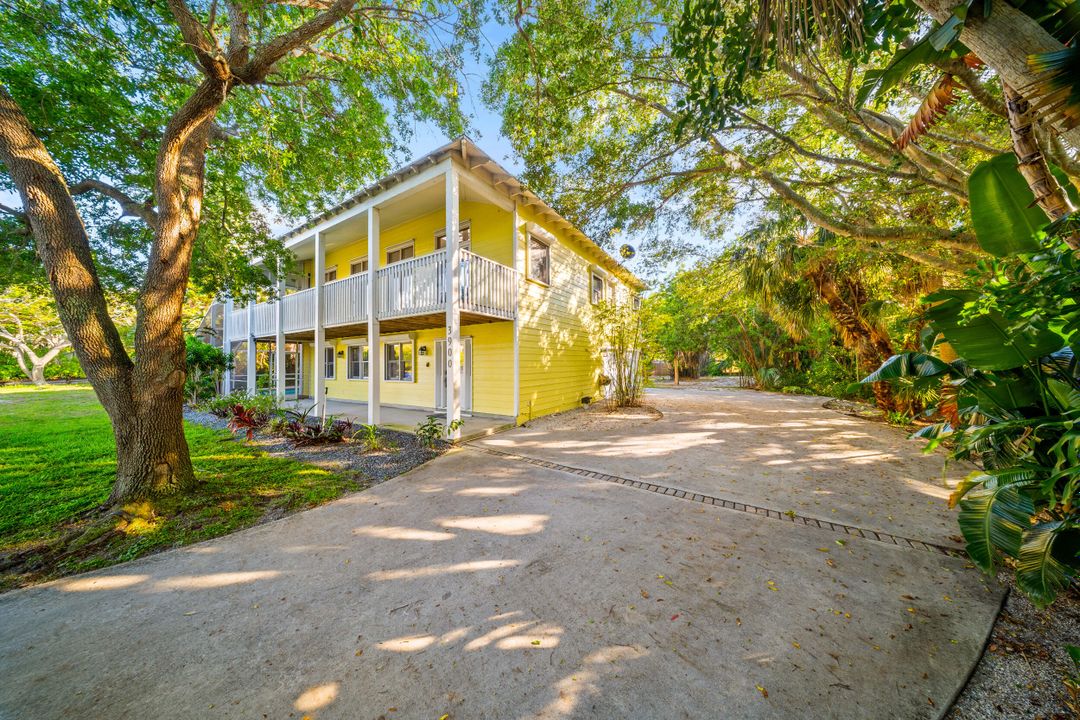 En Venta: $949,999 (3 camas, 4 baños, 2702 Pies cuadrados)