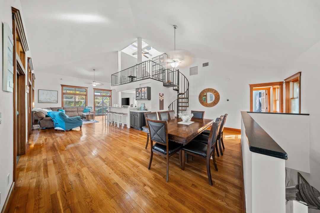 En Venta: $949,999 (3 camas, 4 baños, 2702 Pies cuadrados)