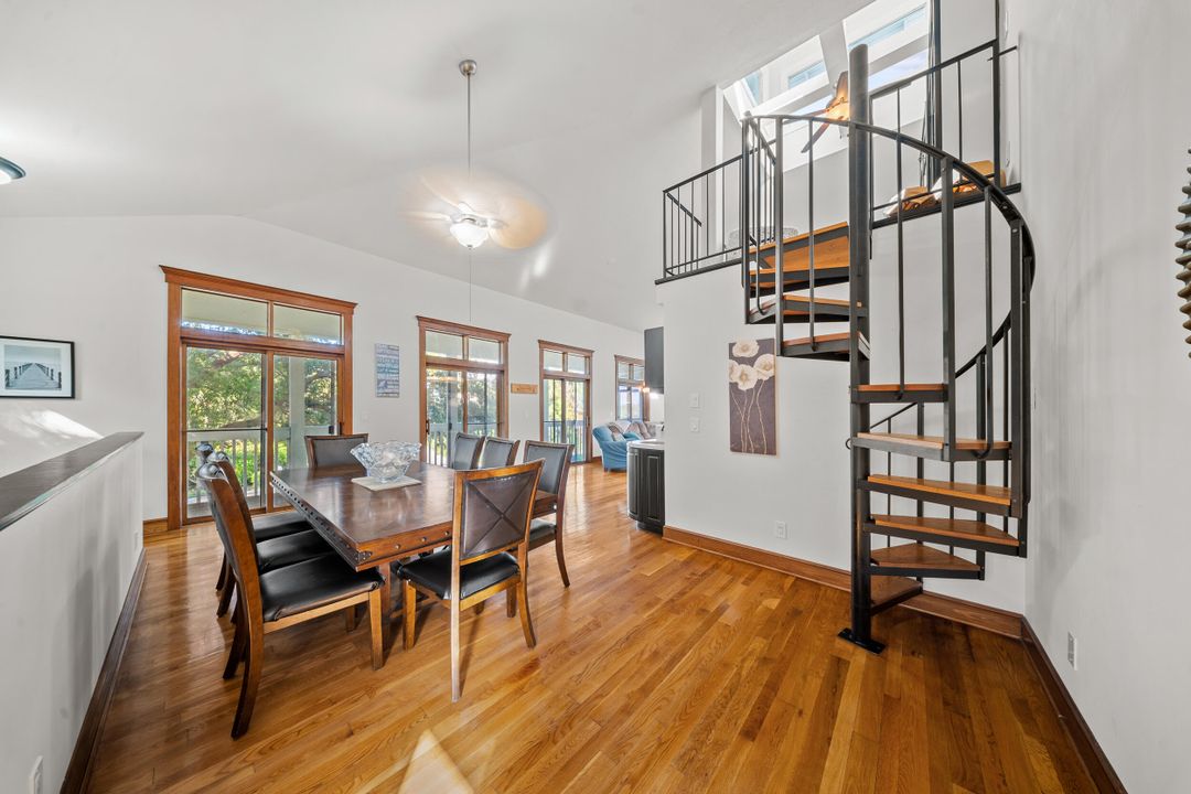 En Venta: $949,999 (3 camas, 4 baños, 2702 Pies cuadrados)