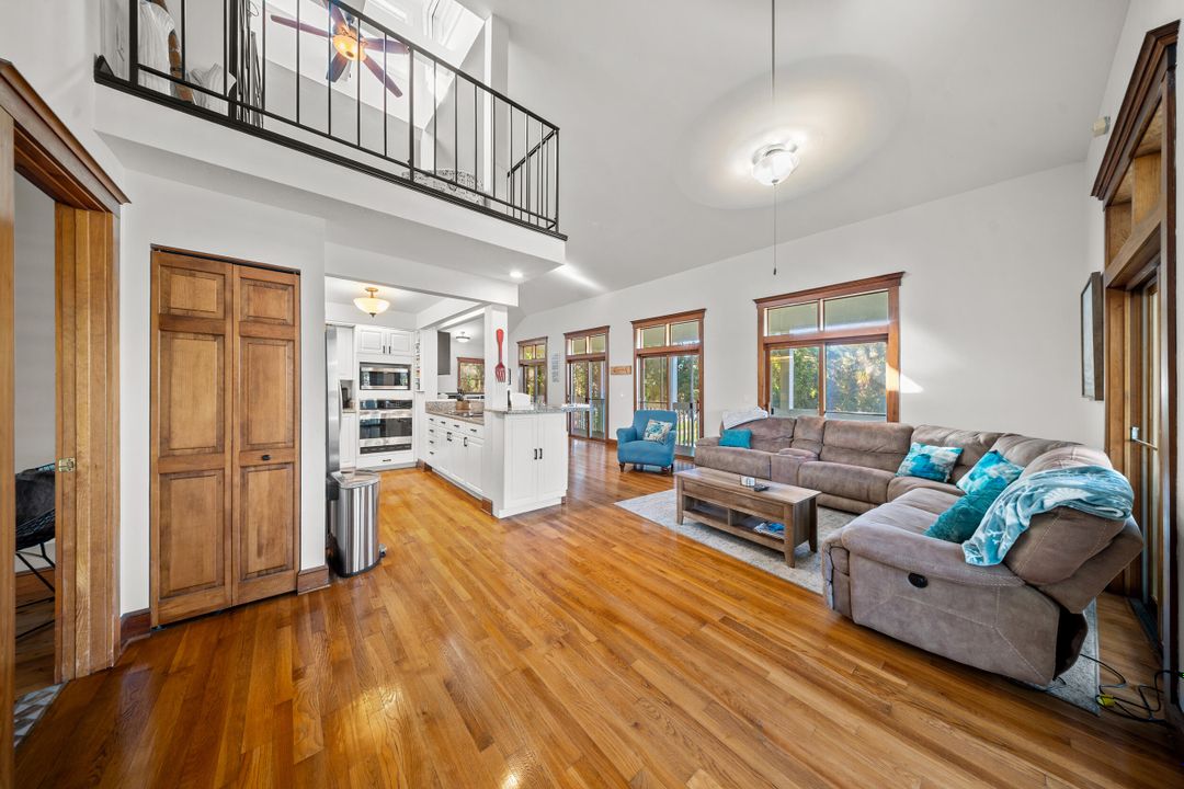 En Venta: $949,999 (3 camas, 4 baños, 2702 Pies cuadrados)