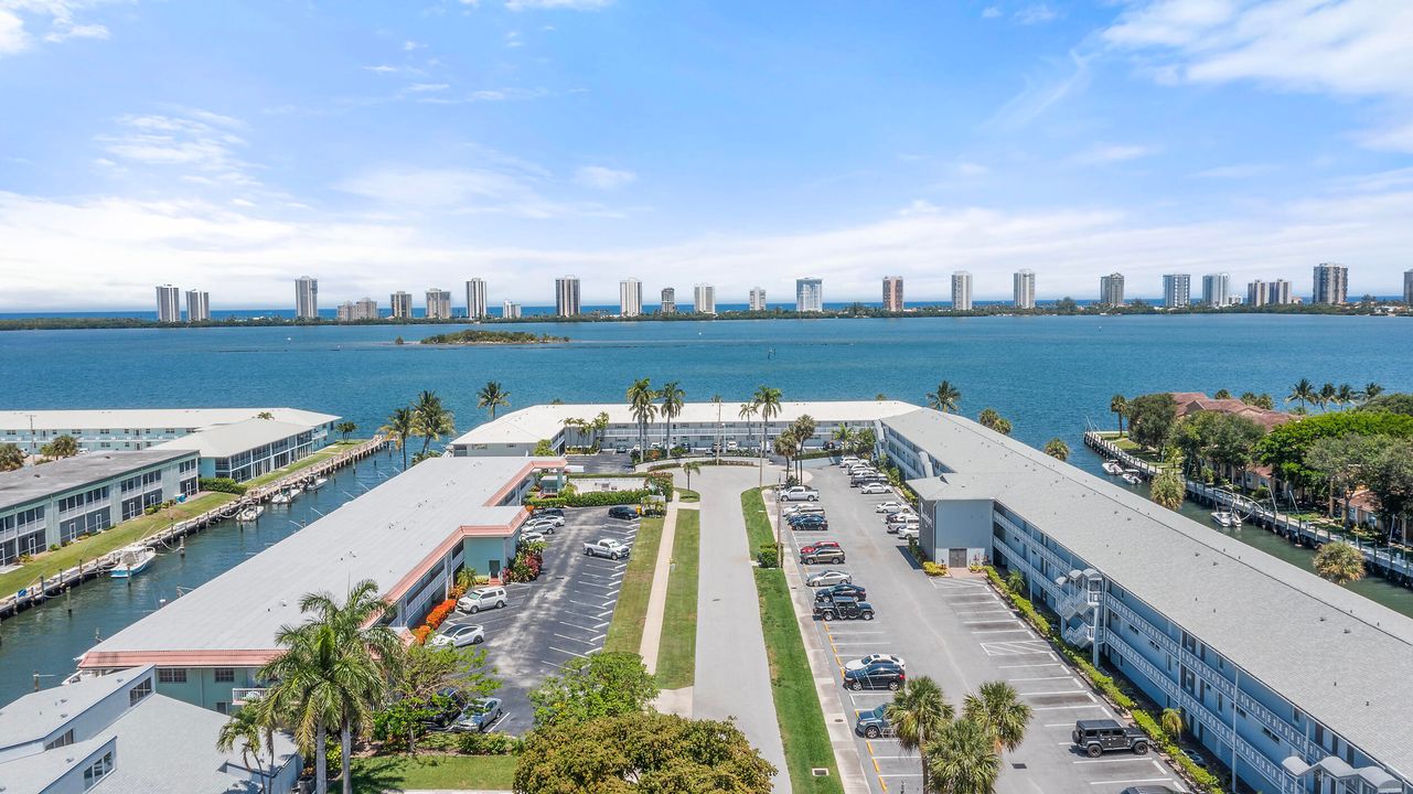 待售: $298,000 (2 贝兹, 2 浴室, 1014 平方英尺)