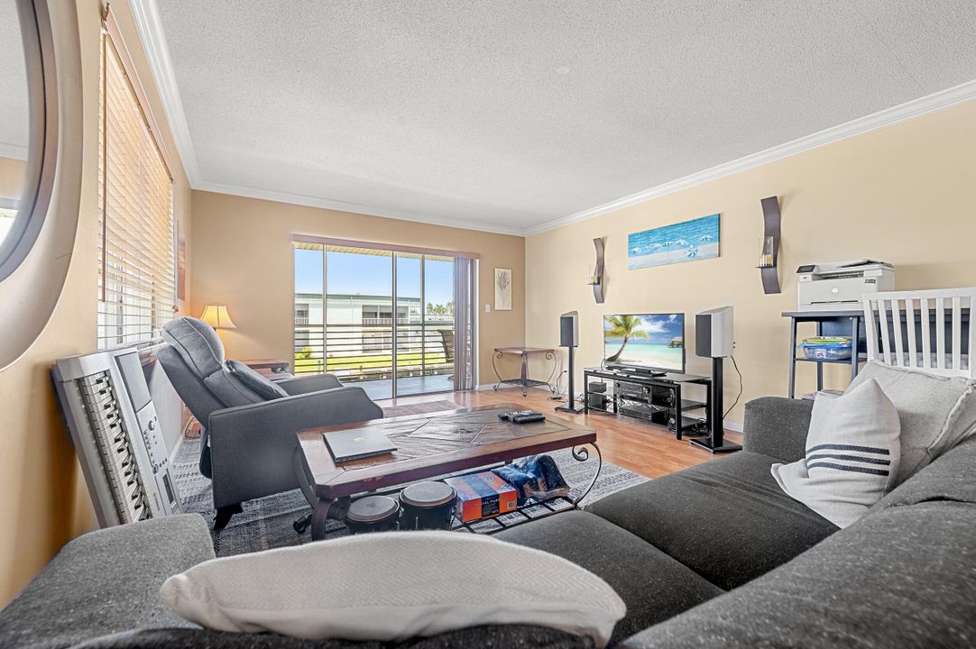 待售: $298,000 (2 贝兹, 2 浴室, 1014 平方英尺)