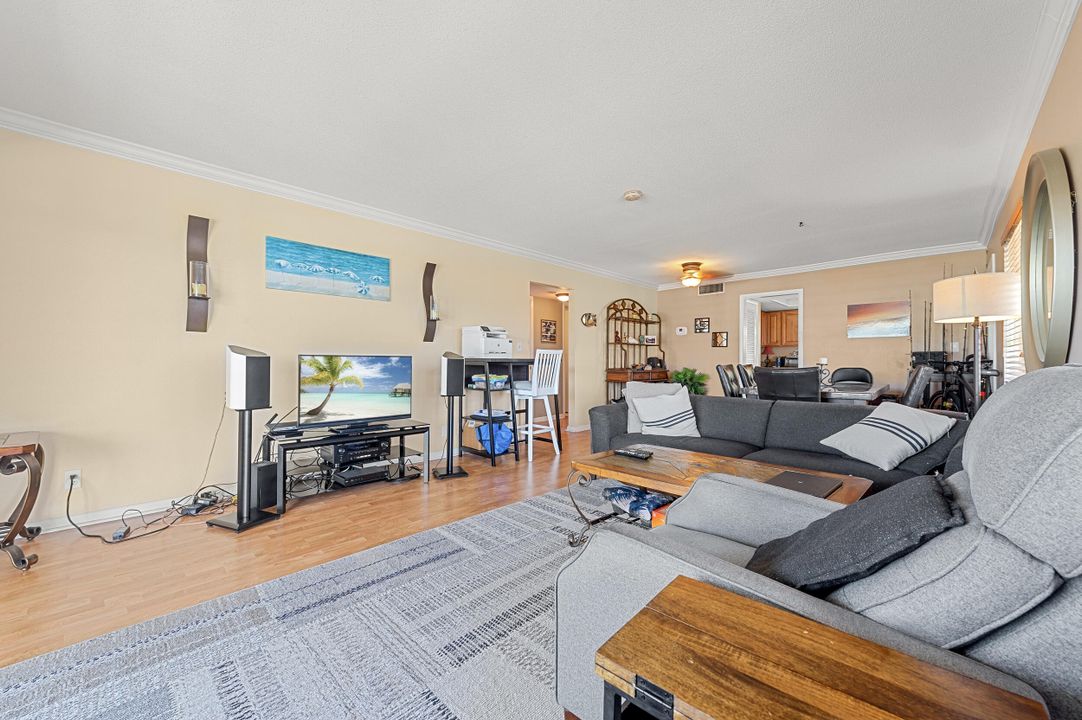 待售: $298,000 (2 贝兹, 2 浴室, 1014 平方英尺)