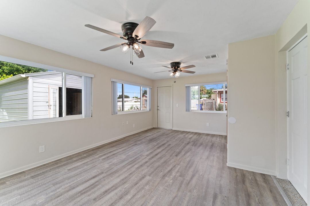 Под контрактом: $449,900 (3 спален, 2 ванн, 1120 Квадратных фут)