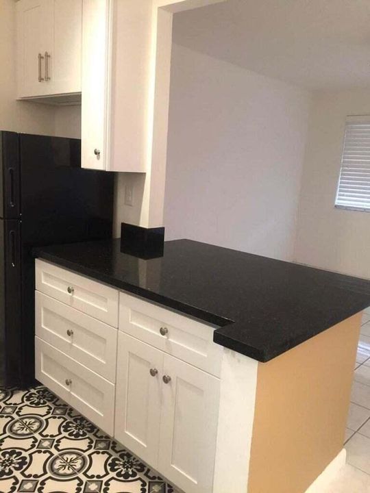 For Sale: $130,000 (1 beds, 1 baths, 640 Square Feet)