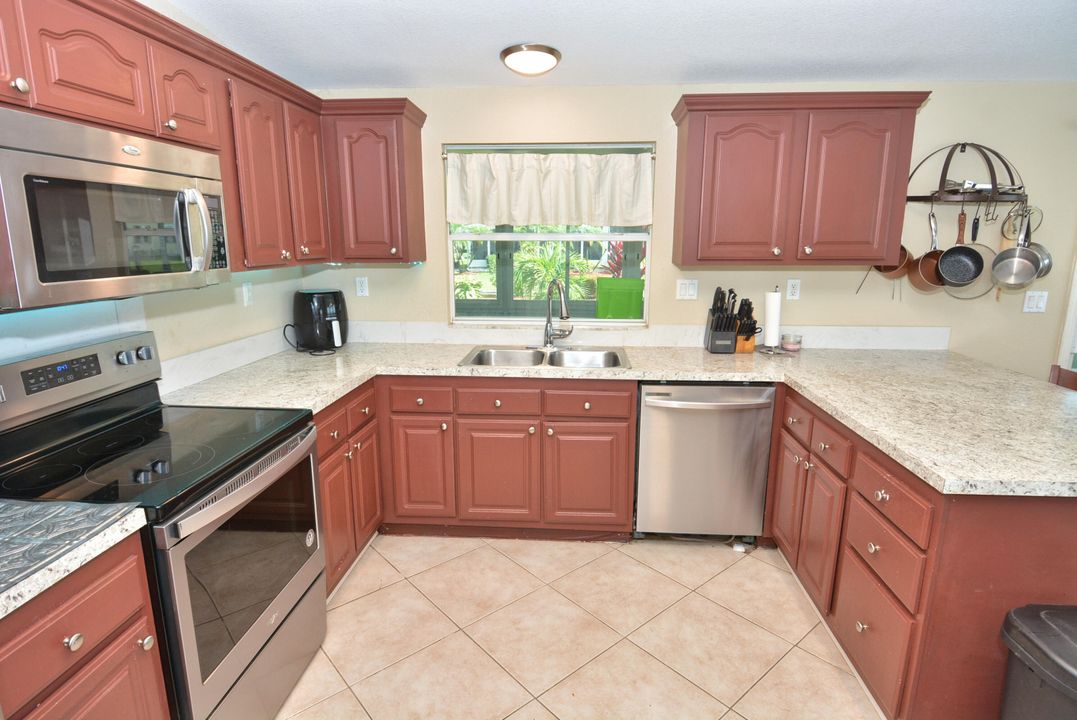 For Sale: $169,900 (3 beds, 2 baths, 1330 Square Feet)